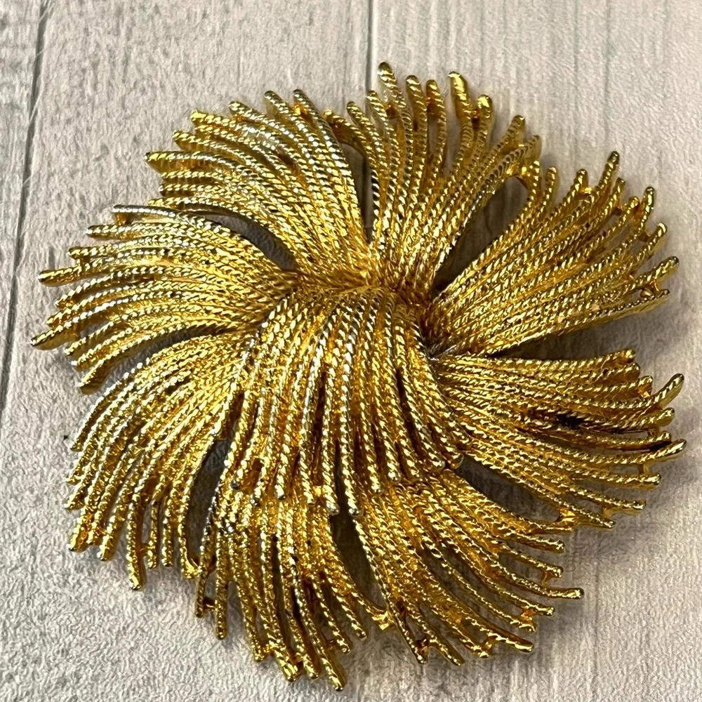 Vintage Monet Cordelia Gold Tone Metal Flower Pin‎ Brooch Sophisticated Elegant